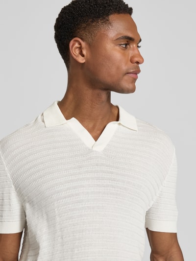 Männermodel trägt Slim Fit Strick-Poloshirt mit Strukturmuster Modell 'BRAIAN' von Drykorn aus Reine Baumwolle, Nahaufnahme Oberkörper.