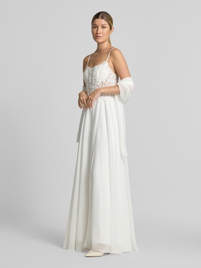 Vrouwenmodel draagt Brautkleid inklusive Stola mit Spitze van Mascara, wit, semi-transparant met bloemenkant, stola, taillering, maxilengte, spaghettibandjes, ondoorzichtige onderrok, Ganzkörperansicht van voren.