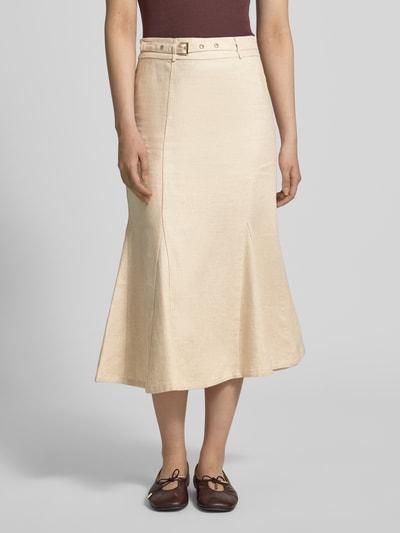 Frauenmodel trägt Midirock mit Gürtel Modell 'RYAN' von Guess aus reiner Viskose in Beige, A-Linie, Ganzkörperansicht von vorne.
