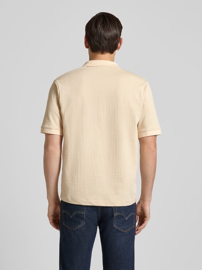 Männermodel trägt Regular Fit Poloshirt mit V-Ausschnitt Modell 'ACAYO' von Drykorn aus Baumwoll-Mix, Rückansicht, Ganzkörperansicht Rückansicht.