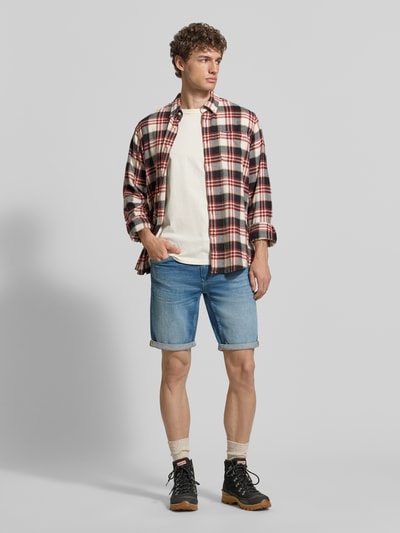 Männermodel trägt Regular Fit Jeansshorts im 5-Pocket-Design von PME Legend aus Baumwoll-Elasthan-Mix, Ganzkörperansicht von vorne, Kontext: Herren Jeansshorts, Modell NIGHTFLIGHT, Knopf- und Reißverschluss, Bundweite bei Größe 32 43 cm, Innenbeinlänge 25 cm.