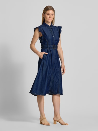 Frauenmodel trägt Fit and Flare Jeanskleid aus Lyocell von Tommy Hilfiger, dunkelblau, knielang, glatte Textur, Ganzkörperansicht von vorne.