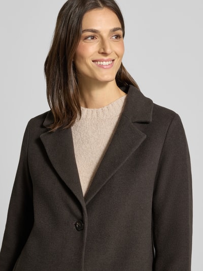 Frauenmodel trägt Regular Fit Wollmantel mit Kaschmir-Anteil Modell 'MIRA' von Cinque, Schurwoll-Mix, Reverskragen, Knopfverschluss, Nahaufnahme Oberkörper.