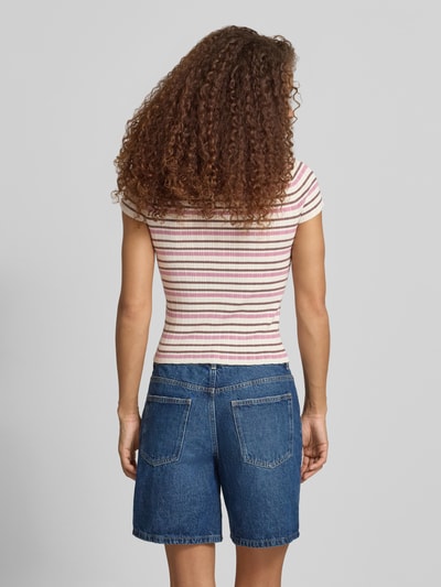 Modelka nosi Slim Fit Strick-Poloshirt aus Viskose-Mix od Review, pasiasty wzór, krój slim fit, długość pleców 50 cm, widok całej sylwetki z tyłu.
