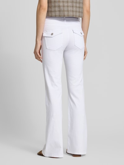 Frauenmodel trägt Regular Fit Bootcut Jeans aus Baumwoll-Mix Modell 'BLUSH' von Only, Optik: Unifarben, Passform: Flared, Ganzkörperansicht Rückansicht.