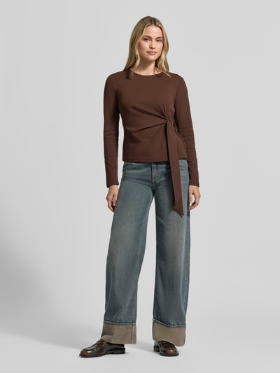 Vrouwenmodel draagt Longsleeve met Knotendetail Modell 'RIMONICA' van b.young, slim fit, ronde hals, bruin, voorkant volledig lichaam, ruglengte maat S: 52 cm