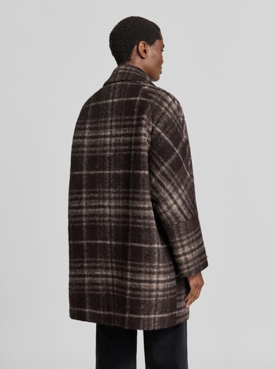 Frauenmodel trägt Relaxed Fit Mantel aus Woll-Mix von FUCHS SCHMITT, dunkle Karomuster, grobe Textur, Rückenansicht, Ganzkörperansicht Rückansicht. Damen Mantel, Umlegekragen, Eingrifftaschen, Knopfleiste, Rückenlänge 79 cm, Schulterbreite 42 cm, Brustweite 68 cm, Ärmellänge 62 cm.