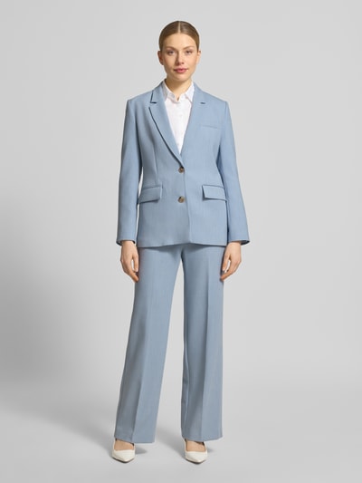 Vrouwenmodel draagt Regular Fit Longblazer met reverskraag model 'RITA' van Selected Femme, look: effen, lange mouw, 2-knoopsluiting, met klepzakken, ganzichaamsaanzicht van voren.
