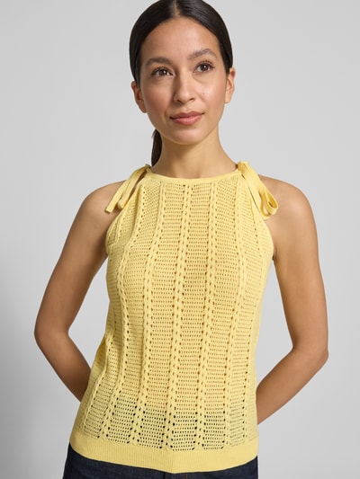 Frauenmodel trägt Relaxed Fit Trägertop aus Baumwoll-Mix Modell 'LUX LIGHT' von Vero Moda in Hellgelb mit Lochstrickmuster, Nahaufnahme Oberkörper.