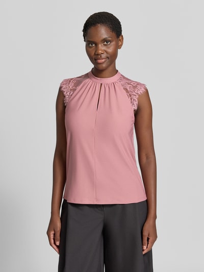 Frauenmodel trägt Regular Fit Kurzarmbluse mit semitransparenter Besatz Modell 'MILLA' von VERO MODA in Altrosa, Ganzkörperansicht von vorne. Damen Kurzarmbluse.