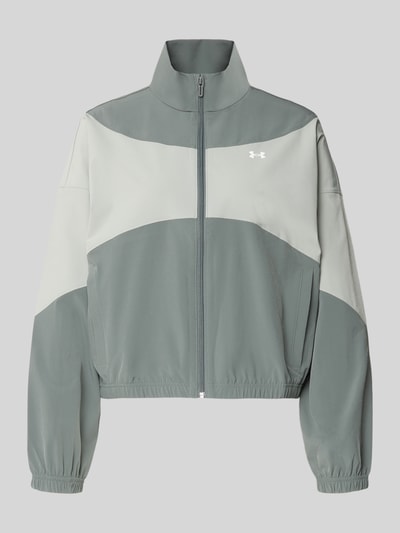 Produktfoto, Trainingsjacke mit Stehkragen und Eingrifftaschen von Under Armour in Grau mit Logo, Reißverschluss, Regular Fit, glatte Textur.