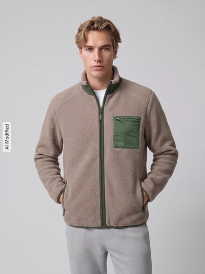 Męski model nosi Regular Fit Teddy- / Webpelzjacke mit Stehkragen Modell 'DALLAS' od ONLY, beżowa tekstura plus zielone detale, Ganzkörperansicht von vorne, KI-modifiziertes Bild. Kurtka marki ONLY & SONS.