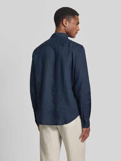 Männermodel trägt Causal Fit Leinenhemd mit Kentkragen Modell 'Mike' von JOOP! Collection in Dunkelblau, Sportmanschetten, Ganzkörperansicht Rückansicht, reine Leinen-Textur.