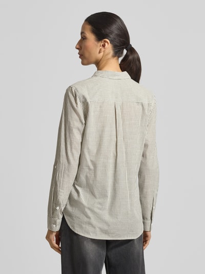 Vrouwenmodel draagt Regular Fit Blouse met V-hals en borstzakken van Christian Berg Woman, puur katoen, streepmotief, overhemdkraag, ruglengte maat 36: 74 cm, mouwlengte maat 36: 58 cm, rugaanzicht.
