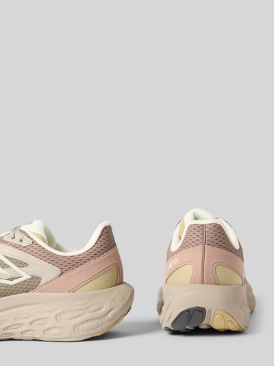 Produktfoto, Sneaker mit Label-Detail Modell 'UTRNAC' von New Balance, abgerundete Form, Schnürung, strukturierte Sohle in Beige-Rosé, Absatzhöhe 3 cm, Schafthöhe 9 cm, Schaftweite 8 cm