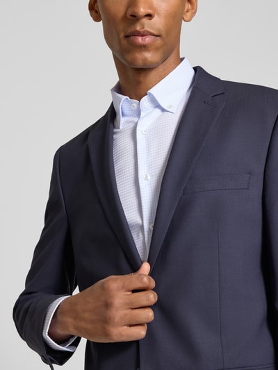 Männermodel trägt Slim Fit Businesshemd aus reiner Baumwolle Modell 'New B.D.' von Seidensticker, Herren Businesshemd, Nahaufnahme Oberkörper.