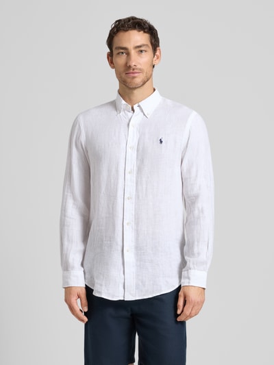 Męski model nosi Regular Fit Freizeithemd aus reinem Leinen od Polo Ralph Lauren, biała tkanina, logo z przodu, krój regular fit, widok całej sylwetki z przodu.