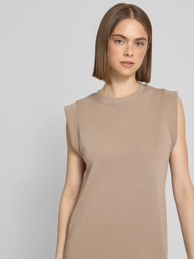 Frauenmodel trägt Regular Fit Sweatkleid aus Baumwoll-Mix Modell 'CHILLI SUMMER' von Pieces, Optik: Unifarben, Maxi-Länge, Rundhals, Ärmelform: Ohne, Seitenschlitze, Materialverarbeitung: Sweat, Nahaufnahme Oberkörper.