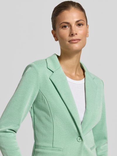 Frauenmodel trägt Slim Fit Blazer mit Paspeltaschen Modell 'KATE PIQUE' von ICHI aus Baumwoll-Mix in Mint, Nahaufnahme Oberkörper. Rückenlänge 56 cm, Brustweite 36 cm, Ärmellänge 60 cm, Reverskragen, Knopfverschluss.