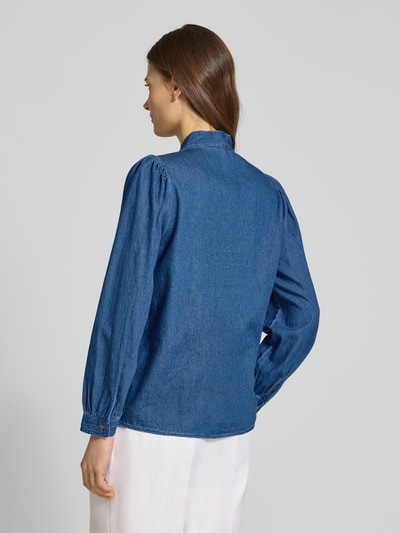 Frauenmodel trägt Regular Fit Schluppenbluse im Denim-Look Modell 'KAIRON' von B.Young aus reiner Baumwolle, Rückenansicht.