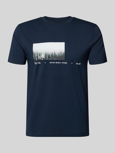 Produktfoto, Regular Fit T-Shirt aus reiner Baumwolle von Tom Tailor Denim, Optik: Unifarben, Applikation: Foto-Print und Schriftzug, Rundhals, Kurzarm, reine Baumwolle