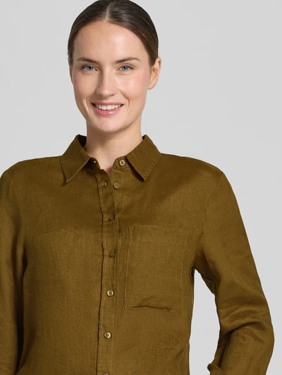 Frauenmodel trägt Leinenbluse mit Brusttasche Modell 'LINO' von Mango, Reines Leinen, Loose-Fit, Hemdblusenkragen, Knopfleiste, Nahaufnahme Oberkörper