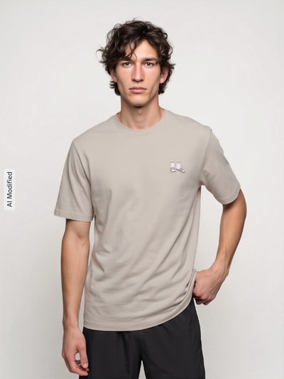 adidas Sportswear Regular Fit T-Shirt mit kleinem Socken-Print Beige 4