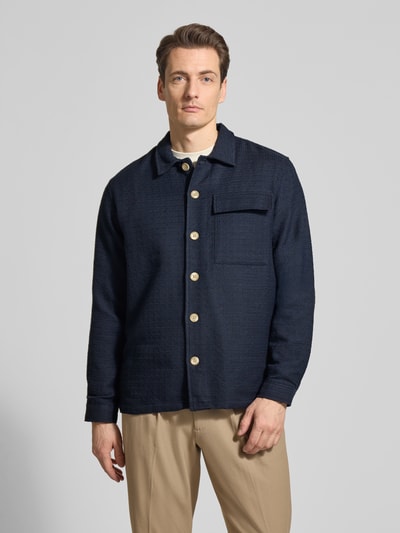 Männermodel trägt Regular fit Hemdjacke mit borstzak Model 'Matt' van Casual Friday, katoenmix, met lange mouwen, kentkraag, knoopsluiting, ruglengte maat M 72 cm, effen donkerblauw, rechte vormen, grof textuur, nahaufnahme oberkörper.