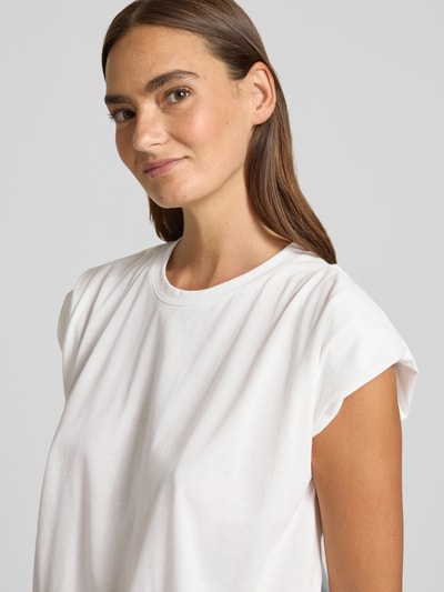 Frauenmodel trägt Damen T-Shirt mit Rundhalsausschnitt und Kappärmeln von Christian Berg Woman, Material-Mix, Regular-Fit, Drapierungen, Nahaufnahme Oberkörper.