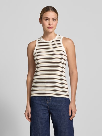Frauenmodel trägt Tanktop im Allover-Look Modell 'Ireso resort' von OPUS, Reine Baumwolle, Slim-Fit, Ripp-Optik, Rundhalsausschnitt, Rückenlänge bei Größe 36: 54 cm, gestreift in Weiß und Brauntönen, Ganzkörperansicht von vorne.