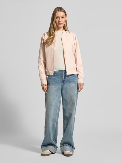 Vrouwenmodel draagt Regular Fit Jacke mit Stehkragen Modell 'Zaymi' van CARS JEANS in lichtroze, met steekzakken, ritssluiting, elastische boorden; ruglengte maat S 61 cm, schouderbreedte 41 cm, borstwijdte 39 cm, mouwlengte 60 cm. Ganzlichaamsaanzicht van voren.