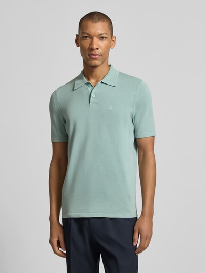 Męski model nosi Regular Fit Poloshirt aus reiner Baumwolle von Marc O'Polo, efekt: jednolity kolor, krój regular fit, wyhaftowane logo, kołnierzyk polo, rękaw: krótki rękaw, zakończenie rękawów: zrolowany brzeg, wykończenie materiału: dzianina, bawełna, ganzkörperansicht z przodu.