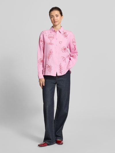 Kobiece modelka nosi Regular Fit Leinenbluse im Allover-Look von Christian Berg Woman z lnu, wzór na całej powierzchni, kołnierzyk koszulowy, listwa guzikowa, długość tyłu w rozmiarze 36: 68 cm, długość rękawów w rozmiarze 36: 57 cm, róż i czerwone detale, pełny widok z przodu.