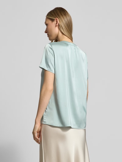 Frauenmodel trägt Blusenshirt aus Satin mit V-Ausschnitt von Betty Barclay, Regular-Fit, 1/2-Arm, Rückenlänge 62 cm, Nahaufnahme Rückansicht.