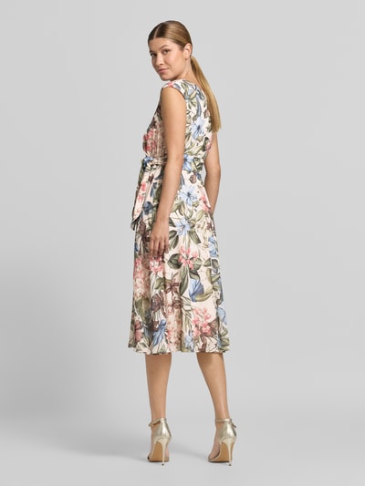 Vrouwenmodel draagt Fit and Flare Cocktailkleid met all-over motief van Vera Mont, zachte kleuren, vloeiende stof, Ganzkörperansicht Rückansicht.