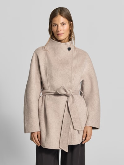 Frauenmodel trägt Mantel mit Woll-Anteil von MYON in Beige, Material-Mix, Stehkragen, Taillenband, Gerade Passform, Nahaufnahme Oberkörper.