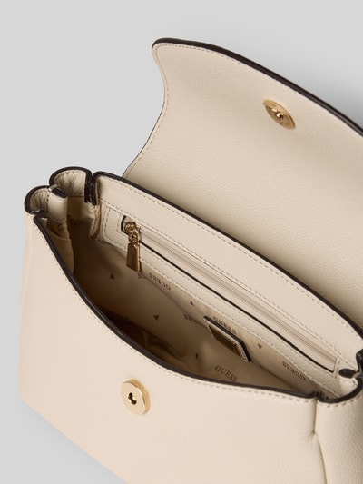 Produktfoto, Shoulder Bag in Leder-Optik Modell 'Evie' von Guess mit Überschlag, Hauptfach, Magnetverschluss, Logo-Detail, cremefarben, strukturierte Oberfläche, Maße 24x18x11 cm, Schulterriemen 123 cm