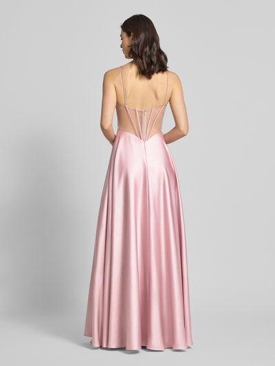 Frauenmodel trägt Abendkleid aus Satin mit Spaghettiträgern von Unique in Rosa, A-Linie, Maxikleid, Corsagenkleid, Ganzkörperansicht Rückansicht. Rückenlänge bei Größe 36: 129 cm, Brustweite bei Größe 36: 33 cm. Satin-Optik mit glatter Textur.