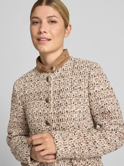 Frauenmodel trägt Longblazer mit Woll-Anteil von White Label, Bouclé-Optik, Stehkragen, creme-braune Farben, Nahaufnahme Oberkörper.