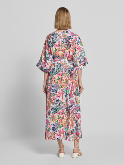 Frauenmodel trägt Midikleid aus Viskose-Mix mit floralem Allover-Print von Milano Italy, bunte Farben, tailliert, Ganzkörperansicht Rückansicht.
