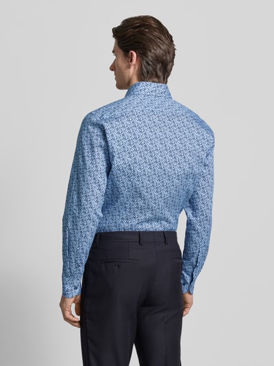 Männermodel trägt Regular Fit Businesshemd aus reiner Baumwolle mit Kentkragen von OLYMP, blau gemustert, Ganzkörperansicht Rückansicht.