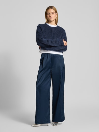 Vrouwenmodel draagt blauwe Sweatpants met viscose Model 'BICCA' van Gestuz, elastische materiaalmix en galonstrepen, relaxed fit, band met tunnelkoord, dames, geheellichaamsaanzicht van voren.