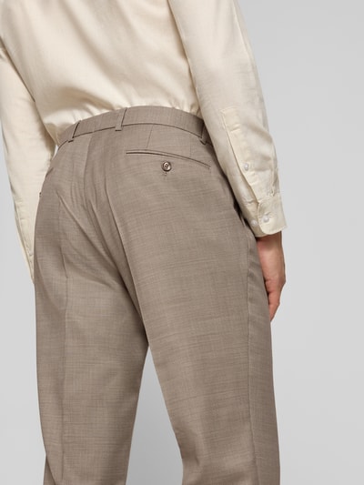 Männermodel trägt Straight Fit Hose aus Schurwoll-Mix von bugatti in Beige, feine Struktur, Bundfalten, Gesäßtaschen, Nahaufnahme Rückansicht.