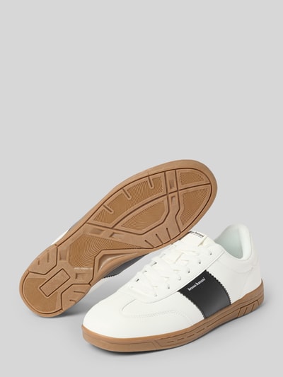 Produktfoto, Sneaker mit Schnürung und Gummisohle Modell 'FCO' von Bruno Banani, weiße und schwarze Farben, braune Gummisohle, Abgerundete-Spitze, Label-Details, Absatzhöhe 4 cm, Schafthöhe 8 cm, Schaftweite 7 cm