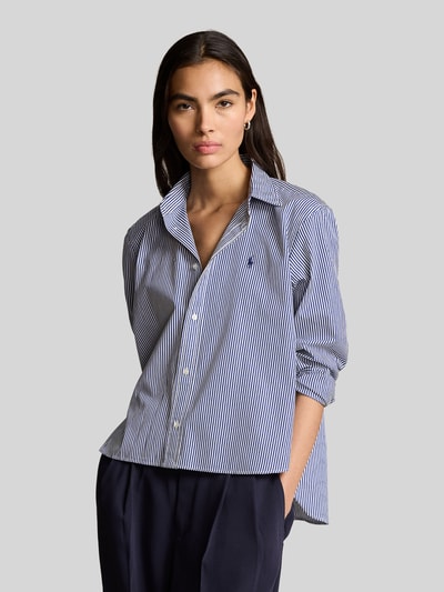 Frauenmodel trägt Slim Fit Hemdbluse aus reiner Baumwolle von Polo Ralph Lauren, Optik: gestreift, Logo-Detail, Langarm, Nahaufnahme Oberkörper.