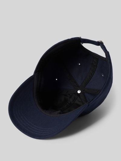 Produktfoto, dunkelblaue Cap aus reiner Baumwolle Modell 'YENAAS' von ARMEDANGELS, Herren Cap, sichtbare Nähte und Metallschnalle