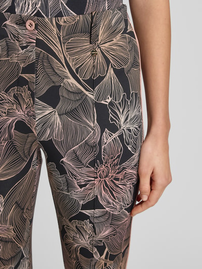 Frauenmodel trägt Stoffhose mit französischen Eingrifftaschen von Marc Cain aus Material-Mix mit Stretch-Anteil, Nahaufnahme Oberkörper.