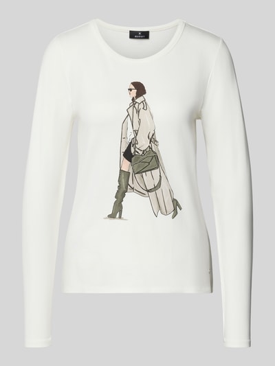 Vrouwenmodel draagt Longsleeve met Motiv-Print van monari in wit, regular fit, ronde hals, zachte stof, voorkantmotief, Ganzkörperansicht von vorne.