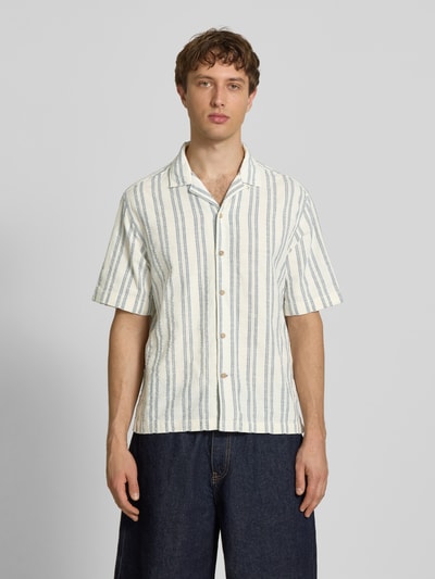 Männermodel trägt Regular Fit Freizeithemd aus Baumwoll-Mix Modell 'PERSHORE' von Pepe Jeans, Optik:Allover-Muster, Gestreift, Ganzkörperansicht von vorne.