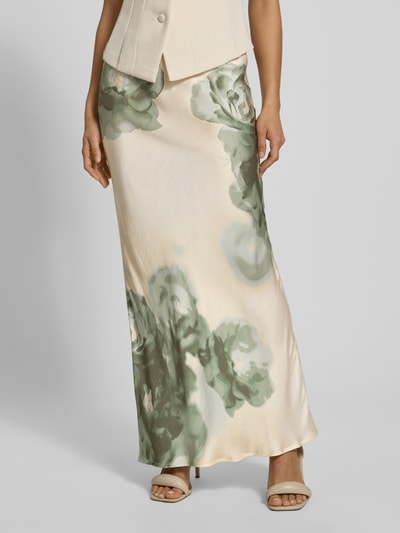 Frauenmodel trägt Maxikleid aus reiner Viskose Modell 'Aninda' von mbyM mit floraler Allover-Print, körpernahe Passform, Nahaufnahme Unterkörper.